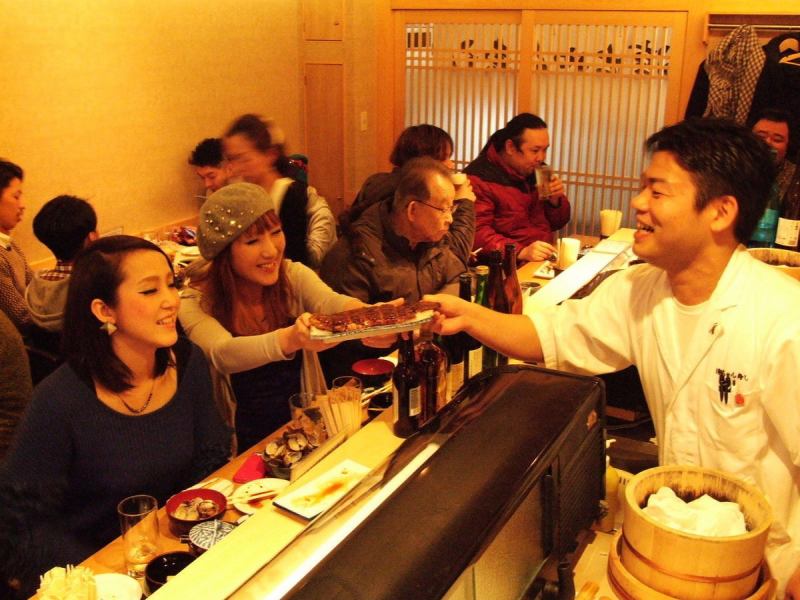 やわらかな間接照明が心地よい店内。カウンター席では気さくな店主が握る絶品の寿司をどうぞ。ネタのボリュームは他店の1.5倍！！本物の味をリーズナブルに！ぜひご来店ください♪