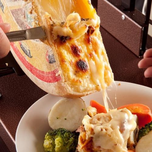 ≪Plenty of luxurious raclette cheese≫ The trolley flowing cheese is irresistible in front of you ... !!
