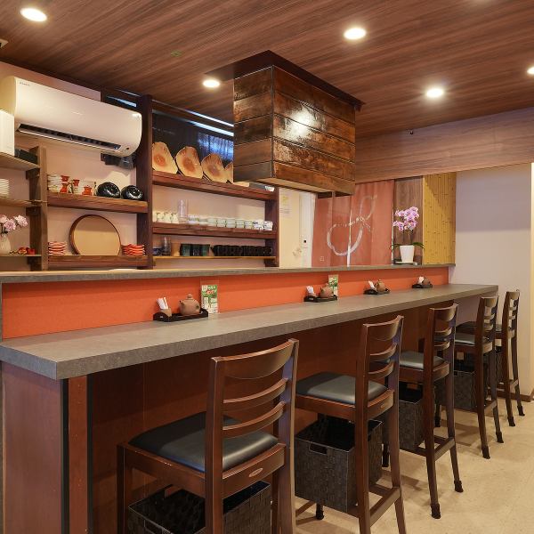 【お一人様も歓迎】お一人様大歓迎の当店では、5席のカウンター席をご用意しており。、気軽に美味しい料理を楽しめる空間を提供しています。落ち着いた雰囲気の中で、ゆったりとした時間を過ごしながら、心温まる料理をご堪能いただけます。ぜひ特別なひとときをお楽しみください。