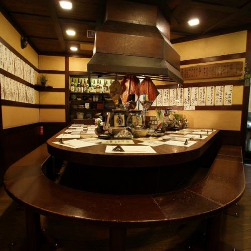 <p>The U-shaped counter seats surrounding the robata are impressive.It is also recommended for adult dates.</p>