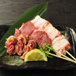 鹿儿岛三味线烤牛肉、猪肉和鸡肉拼盘
