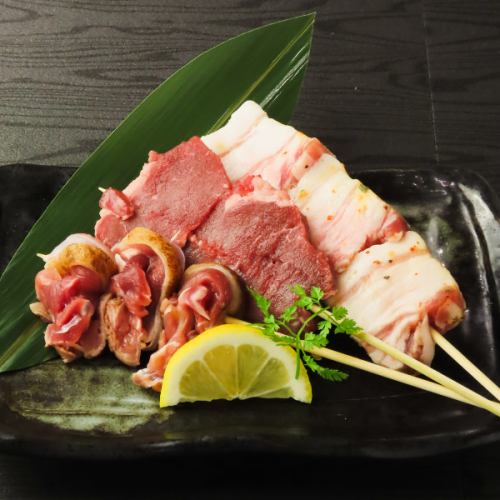 鹿儿岛三味线烤牛肉、猪肉和鸡肉拼盘