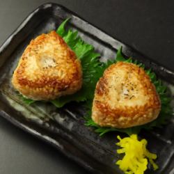 烤饭团配明太子和鲑鱼