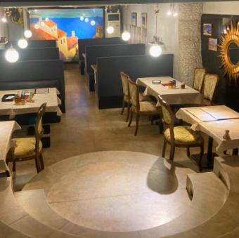 少人数の女子会に。大理石の円形劇場のような階段も。