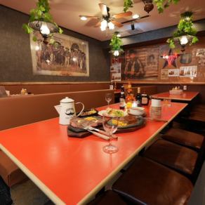 各テーブルには調味料やおしぼりが完備されているため、必要なものがすぐ手に取れる便利さがあります。また、テーブル間に木の柱が配置されており、居心地の良い空間を保ちつつ、適度な距離感を感じられます。