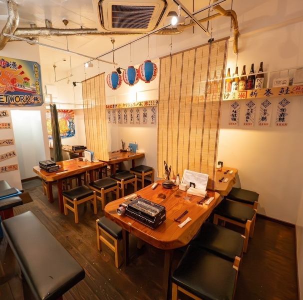 宴会にもおすすめのテーブル席では、新鮮魚介を自分で焼きながら仲間とワイワイ楽しく食べられます。美味しい焼き方は、お気軽にスタッフに聞いてください！網の上で焼かれる浜焼の香りが食欲をそそり、ついついお酒も進んでしまいます★