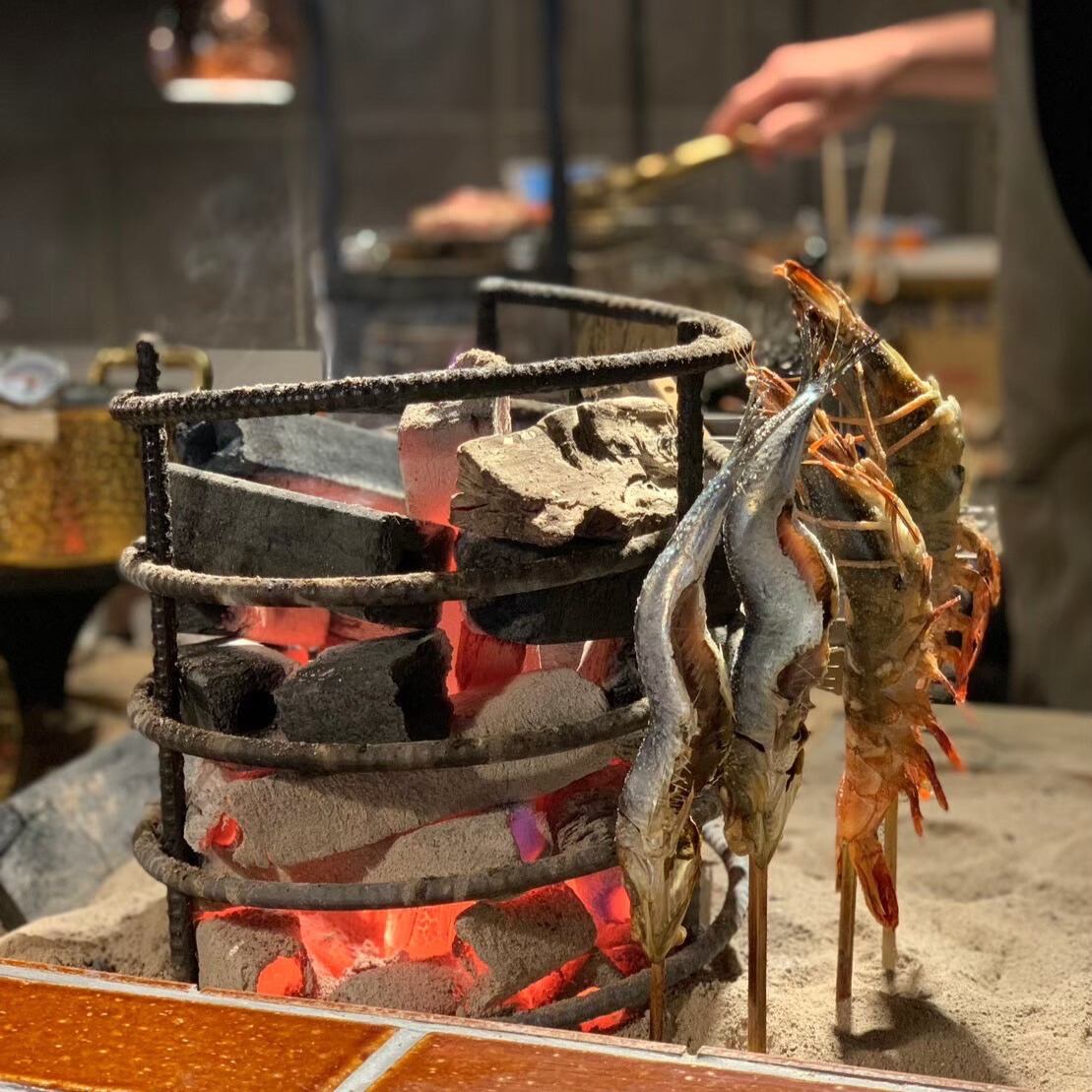 囲炉裏原始焼き！土佐備長炭炉端焼き！気軽な飲み会や忘年会・新年会など団体宴会に！