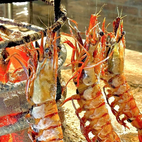 大とろイワシ、特大えびをはじめ旬の魚を囲炉裏で焼いた原始焼き！