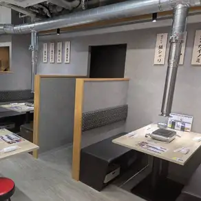 当店はゆったり座れる4人掛けのテーブル席を完備しており、ご家族連れでのお食事に最適です!小さなお子様からご年配の方まで、皆様で一つのテーブルを囲んで和やかな時間をお過ごしいただけます。こだわりの美味しいお肉をたっぷり味わいながら、笑顔あふれる楽しいお食事のひとときをぜひ当店でお楽しみください!