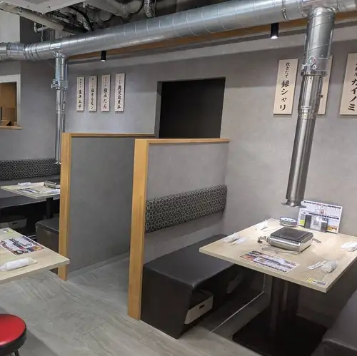 当店はゆったり座れる4人掛けのテーブル席を完備しており、ご家族連れでのお食事に最適です!小さなお子様からご年配の方まで、皆様で一つのテーブルを囲んで和やかな時間をお過ごしいただけます。こだわりの美味しいお肉をたっぷり味わいながら、笑顔あふれる楽しいお食事のひとときをぜひ当店でお楽しみください!