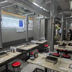 当店のゆったりとした6人掛けテーブル席は、お友達やご家族でのちょっとしたお誕生日会など、小規模なお祝いごとにも最適です!明るく賑やかな店内で周りを気にせずワイワイ楽しく盛り上がれること間違いなし。美味しいお肉を囲んでお祝いすれば、笑顔あふれる特別な思い出に。ぜひ当店で素敵な時間を!