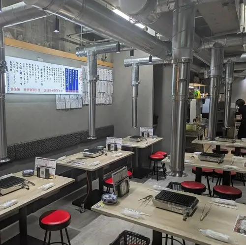 当店のゆったりとした6人掛けテーブル席は、お友達やご家族でのちょっとしたお誕生日会など、小規模なお祝いごとにも最適です!明るく賑やかな店内で周りを気にせずワイワイ楽しく盛り上がれること間違いなし。美味しいお肉を囲んでお祝いすれば、笑顔あふれる特別な思い出に。ぜひ当店で素敵な時間を!