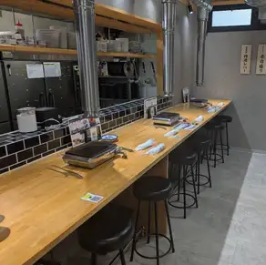 テーブル席もいいけれど、本当に美味しいものを並んで食べるならカウンターがいい。焼き上がるのを待ちながら、自然と会話が弾む特等席。
