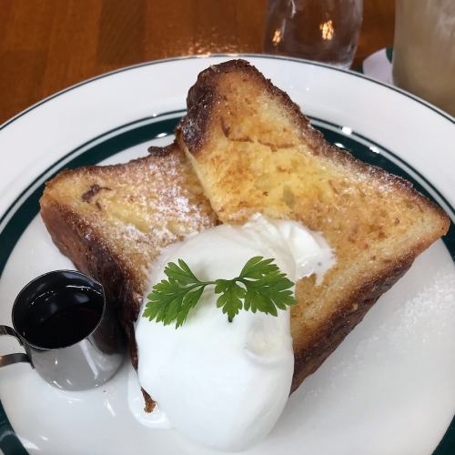 Plain French toast Plain French toast (with maple syrup and fresh cream)