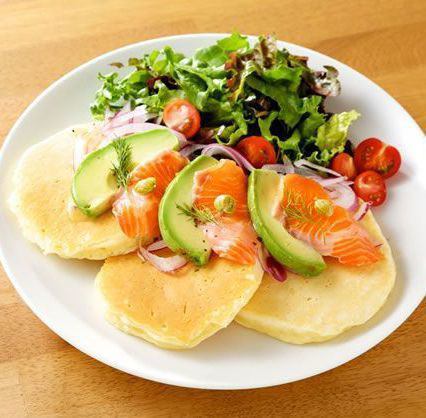 Salmon and avocado pancake are compatible with liquor ◎