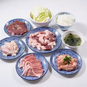 【ランチ限定】11時30分~ 新鮮豚ホルモンと鶏肉のおかわり無制限!1人1380円~!