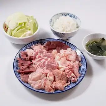 【ランチ限定】13時~ 新鮮豚ホルモンと鶏肉のおかわり無制限!1人1380円~!