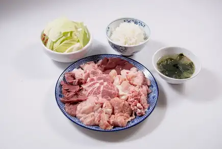 【ランチ限定】13時～　新鮮豚ホルモンと鶏肉のおかわり無制限！1人1380円～！