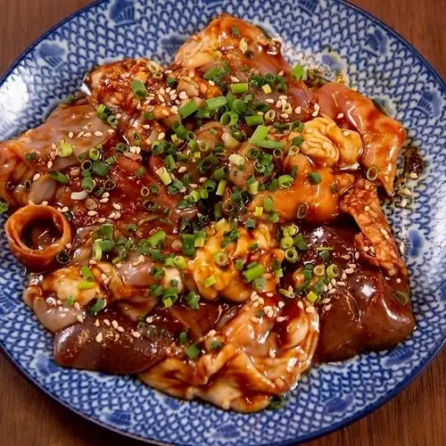 新鮮豚ホルモン・鶏肉おかわり自由ランチ