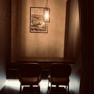 豪華的吧台座位就像是成年人的避風港,讓您忘卻城市的喧囂。寧靜的空間,在溫暖燈光的柔和映襯下,是與愛人約會、慶祝週年紀念日或犒勞自己的完美之選。一邊享用精心挑選的美食和飲品,一邊並肩而坐,悠閒地聊天。即使你獨自一人,也歡迎前來享受這美好的時光。