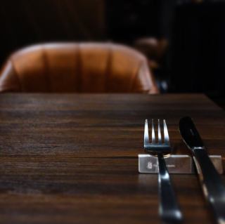 在舒適柔軟的沙發上享受一段奢華的放鬆時光。這些座椅顏色莊重典雅,非常適合在夜晚放鬆身心,一邊享用美食一邊進行輕鬆愉快的交談。它能優雅地營造各種場合,例如女生之夜、與密友共進晚餐以及重要的商務會議。逃離城市的喧囂,享受一段寧靜的休息時光。