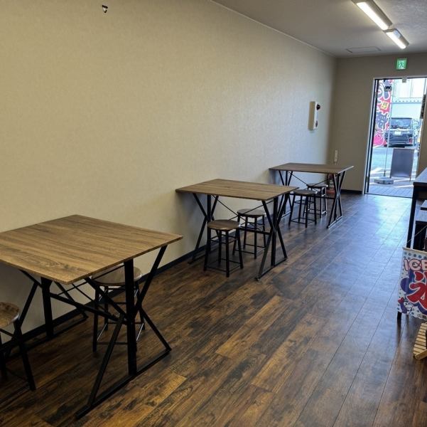 【テーブル席でゆったりと過ごす♪】2席×3卓のテーブル席では、友達や家族とともに、リラックスした雰囲気の中でたこ焼きをシェアしながら楽しい会話を楽しむことができます。コスパ◎のメニューを囲んで、特別なひとときをお楽しみください。仲間との思い出を作るのにぴったりのスペースです！