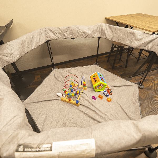 【子供連れでも安心！】当店では、子連れ大歓迎！キッズスペースを確保しており、気兼ねなくお食事を楽しむことができます。たこ焼きと子供のお世話も思い出に残る時間をお過ごしいただけます。お気軽にご相談ください。