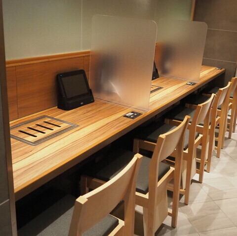 【カウンター席で、焼肉の魅力を堪能!】和モダンなつくりで落ち着いた雰囲気のカウンター席は、1テーブルずつ仕切られておりプライベートな空間でお肉を楽しむことができます!新鮮なホルモンと地酒の組み合わせが絶妙で、至福のひとときをお過ごしいただけます♪居心地が良く、気軽に立ち寄れる雰囲気です!