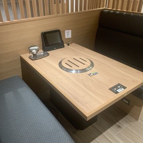 【気軽なディナーや仕事帰りの一席に】開放感のある和モダン空間で楽しめる4名掛けテーブル席。友人同士の食事や会社帰りの軽い一杯にぴったりです。程よい距離感で会話もしやすく、焼きたてのお肉を囲めば自然と笑顔に。普段使いにも最適な、使い勝手の良いお席です。