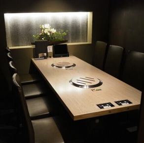 【接待やフォーマルなご宴会に】重厚感のある8名様用個室は、接待や大切なご宴会におすすめ。落ち着いた照明と和モダンの設えが、特別な席を演出します。質の高い和牛の盛り合わせとともに、ワンランク上の焼肉時間を。