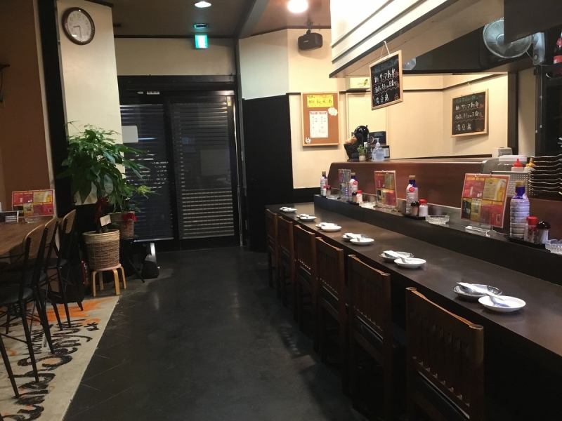 お一人でもゆっくりと楽しめるカウンター席！仕事帰りで疲れてる方には美味しいお酒と店主が腕によりをかけたメニューをお楽しみください◎おつまみも豊富にご用意してます。一日の疲れを吹き飛ばしちゃってください♪