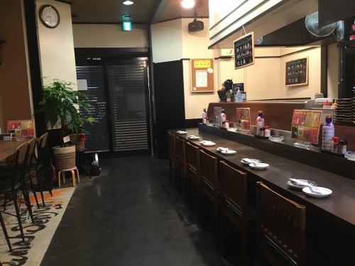 <p>お一人でもゆっくりと楽しめるカウンター席！仕事帰りで疲れてる方には美味しいお酒と店主が腕によりをかけたメニューをお楽しみください◎おつまみも豊富にご用意してます。一日の疲れを吹き飛ばしちゃってください♪</p>