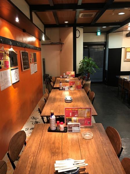 明るくアットホームな雰囲気の店内には、カウンター席とテーブル席をご用意しております！ご友人とのお食事、女子会、仲間内でのご宴会まで、さまざまなシーンでご利用ください♪ 