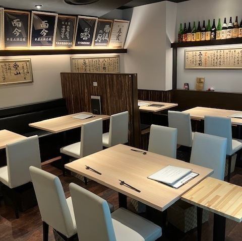 ◆◇～会食やビジネスにも～◆◇明るく清潔感のある店内は、4人掛けのテーブル席が中心で程よい距離感を保てます。落ち着いた照明と和の趣が、会話を大切にしたいビジネスシーンや会食に最適。格式を感じさせつつも居心地の良い空間です。