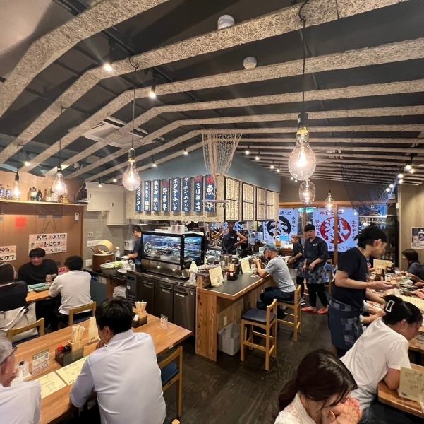 ゆったりとお過ごしいただけるテーブル席　宴会利用にもおすすめです。