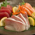 This izakaya has been in business for over 40 years, so the sashimi assortment of 3 kinds of sashimi is a great value for 980 yen!