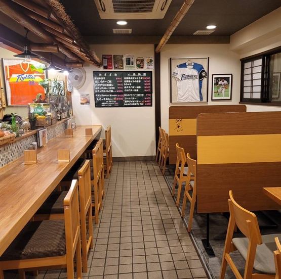 The first floor has spacious counter seats and table seats.You can feel free to use it not only with like-minded friends but also by yourself.You can also watch sports such as baseball and soccer on the monitor.