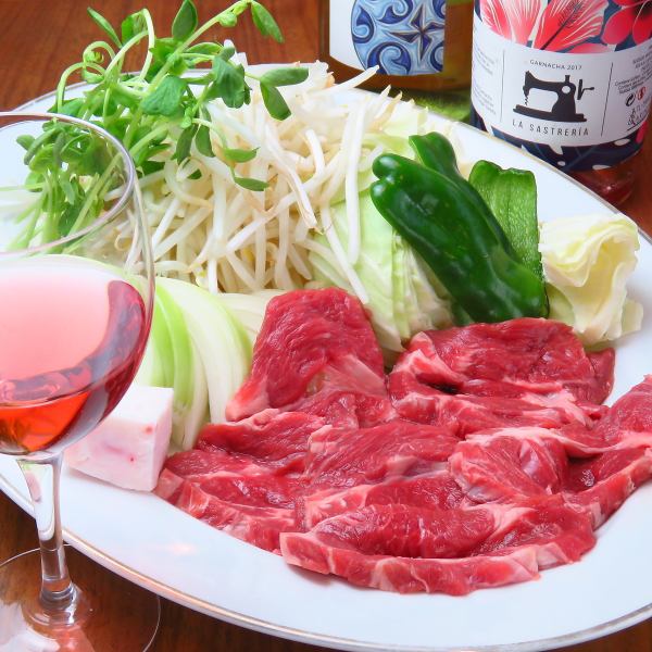 成吉思汗基本套餐每人2,350日元。新鲜的羊肉和蔬菜，丰盛又健康。