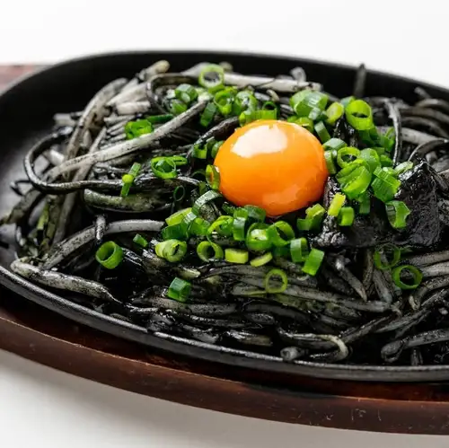 鉄板イカスミ焼きそば