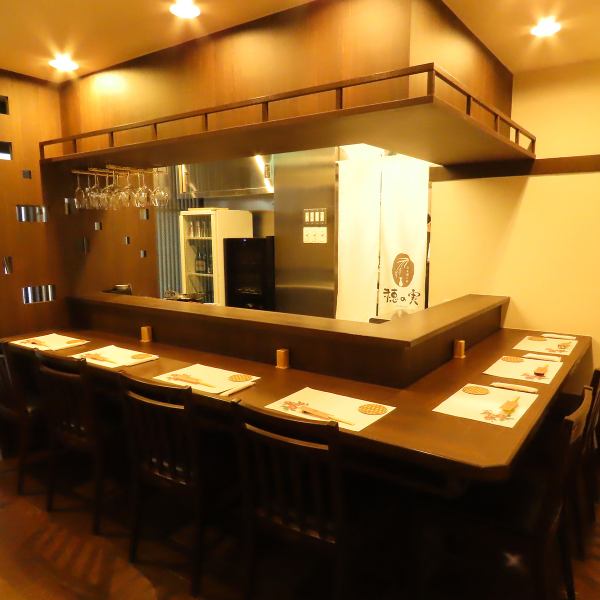 最大10名様で貸切可能な完全プライベート空間をご提供。落ち着いた和の趣漂う店内は、大切な仲間との宴会にぴったりです。木の温もりを感じる上質な空間で、周囲を気にせず会話やお食事をお楽しみください。プライベート感を重視する方におすすめの贅沢なひとときを演出します。