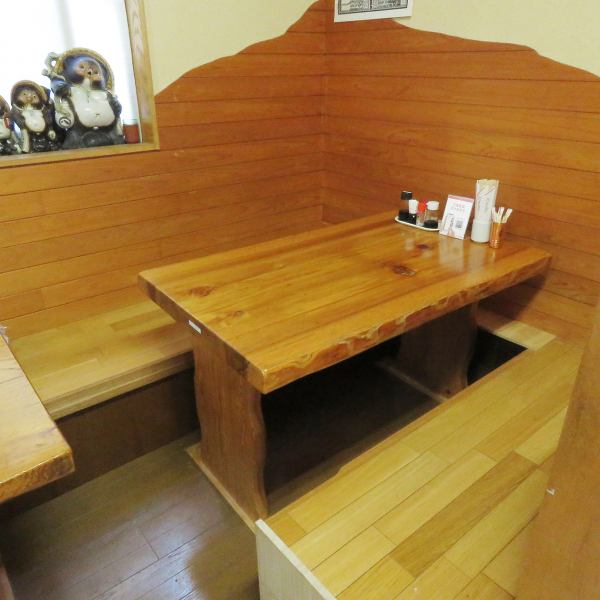 大人数でも安心のテーブル席が充実しており、広々とした店内は宴会や会合に最適です。ゆとりあるレイアウトで移動もしやすく、団体利用にも快適な空間を提供。宴会コースと合わせてご利用いただくことで、スムーズな進行と食事時間をより楽しめます◎スタッフの細やかなサービスも高評価。