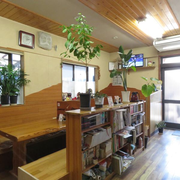 植物が多く落ち着く雰囲気の当店。大通りから近い好立地でアクセスも良好です◎外観は親しみやすく、初めての方でも気軽に立ち寄れる雰囲気となっております。スタッフの心配りや気配りのきいた丁寧な接客が、訪れる人に安心感を与えます。ゆったり過ごせる空間でおもてなしを体感してください！