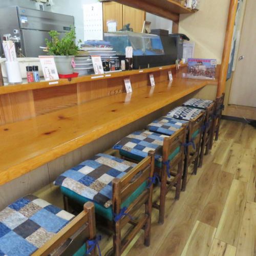 店内には、気軽に座れるカウンター席が6席あり、仕事終わりにふらっと立ち寄って晩ごはんを楽しむのにもぴったり。海鮮料理はもちろん、ボリューム満点の定食も揃っているため、しっかり食べたい日にもおすすめです。アットホームな雰囲気で、おひとりさまでもゆっくり過ごせる心地よいカウンター席です。