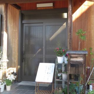 店内には、最大12名まで利用できる座敷席をご用意。ゆったり座れてくつろげるため、家族や仲間との集まりにぴったりです。コース料理での宴会にも対応しており、海鮮や定食とあわせて楽しいひとときを過ごせます。アットホームな雰囲気の中、リラックスしながら食事を楽しめる人気のお席です。