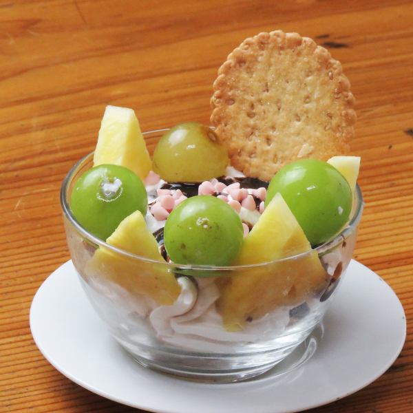 【季節のフルーツがたっぷり】食感も楽しいご褒美パフェ！