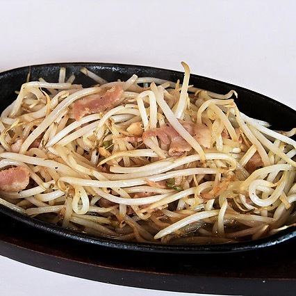 ・ Stir-fried bean sprouts