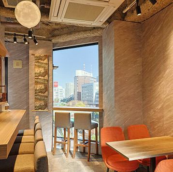 駅近で立ち寄りやすい「銀座ひだまり」は、太陽をイメージした装飾が温かさを演出する心地よい空間。ランチタイムは自然光が差し込み、柔らかな雰囲気でリラックスできます。カウンター席では調理風景を眺めながら、ライブ感あふれる食事を楽しめるのも魅力。都会の喧騒を忘れ、ほっと一息つける場所です。