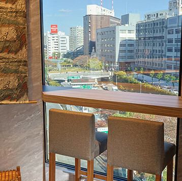 <p>当店自慢の「おばんざい」は、旬の食材をふんだんに使った彩り豊かな逸品。3種または5種から選べるスタイルで、季節ごとに内容が変わるため、訪れるたび新しい味に出会えます。昼はランチに、夜は日本酒と合わせて楽しむのもおすすめです。</p>