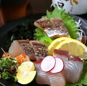 [豐富的高級食材] 使用時令鮮魚和當地食材烹製的菜餚種類繁多。