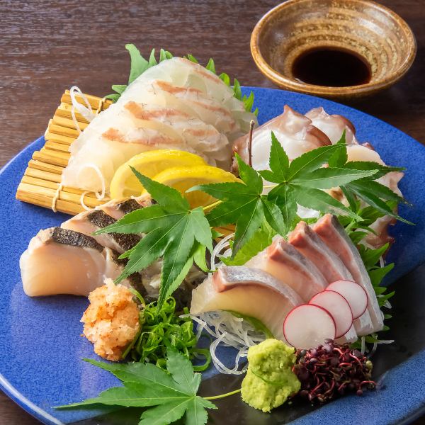 【刺】市場直送の鮮魚を豪快に盛り付けた、魚炉八名物・刺し盛り！まずは食べてほしい自慢の逸品です◎